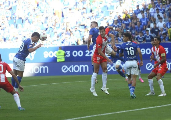 El Oviedo se impone a un Almería que terminó con dos jugadores menos