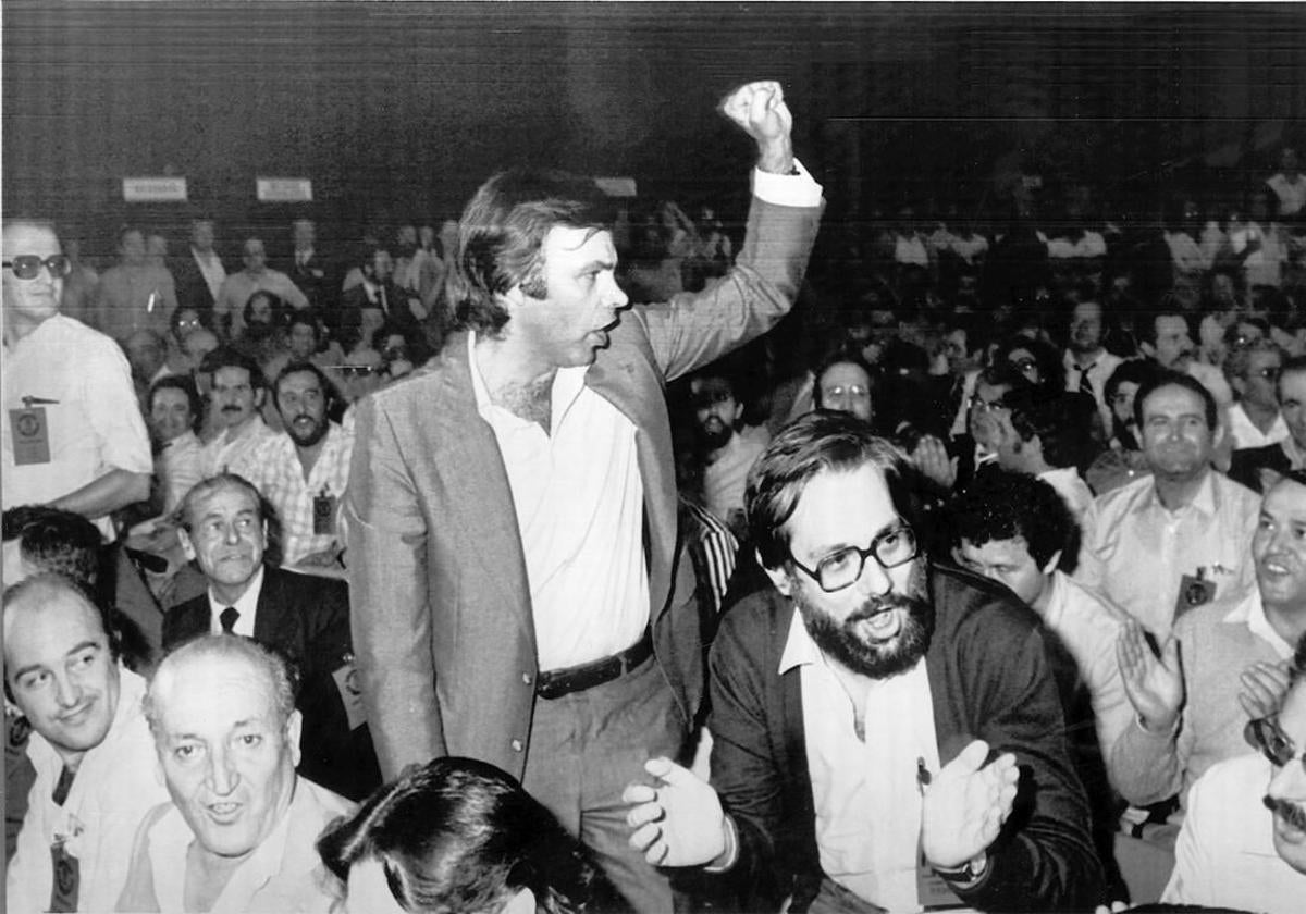 Felipe González, con el puño en alto durante el Congreso de Suresnes. Junto a él, Narcís Serra y Joaquín Almunia.