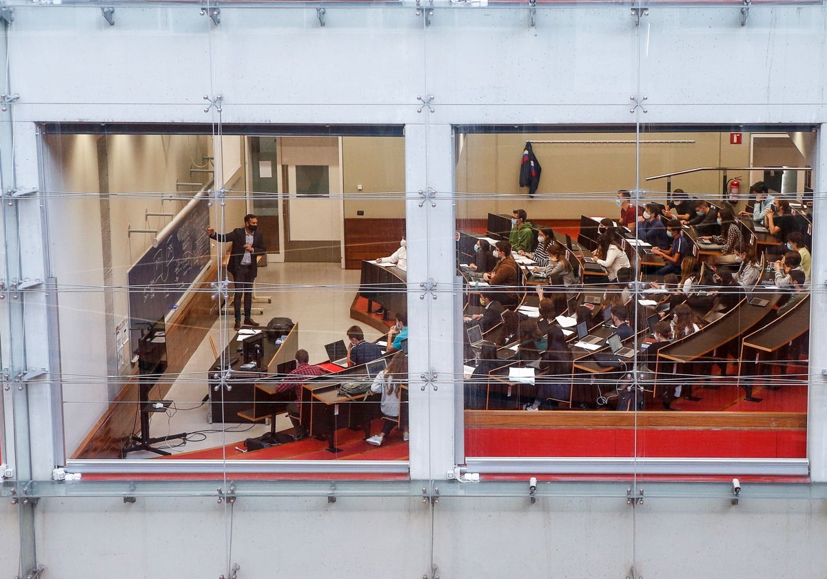 Un profesor imparte clase en una universidad catalana.