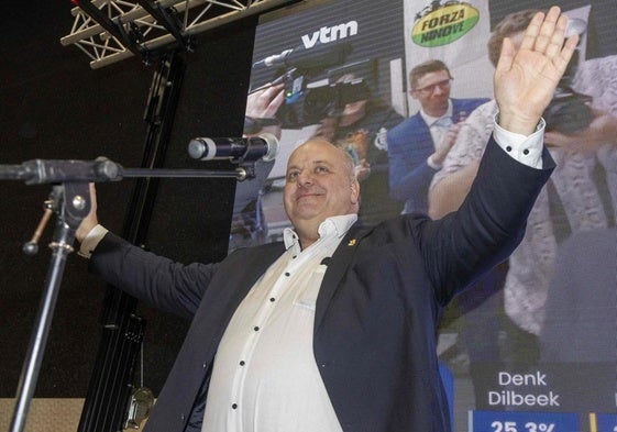 Guy D'Haeseleer, de la ultraderechista Forza Ninove, celebra el triunfo electoral.