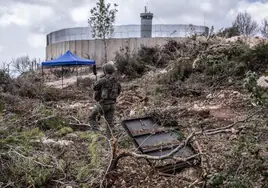 Un soldado israelí camina cerca de un puesto de los cascos azules en Naqoura, Líbano.