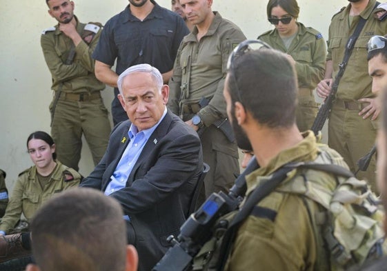 El primer ministro de Israel, Benjamín Netanyahu, durante su visita este lunes a la base militar de Binyamina.