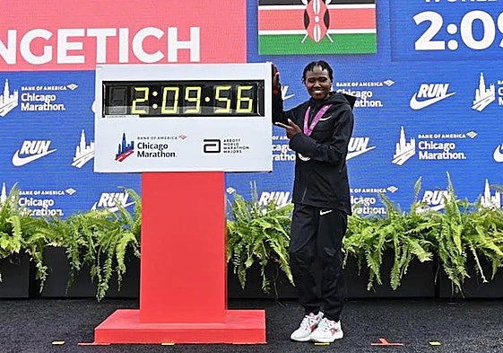 Ruth Chepngetich posa con su estratosférica marca.