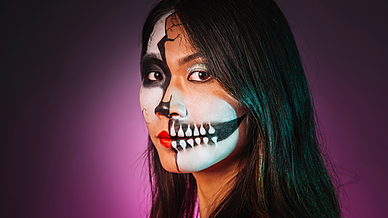 ¿Listo para lucir lookazo en Halloween? Completa tu disfraz con estos cosméticos y aprende trucos de maquillaje