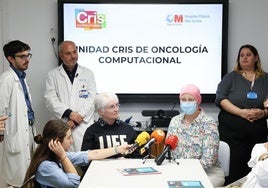 El oncólogo y director de la Unidad CRIS, Alberto Ocaña, y parte de su equipo junto a Azucena y Patricia, pacientes de cáncer de mama, en el nuevo centro del Hospital San Carlos.