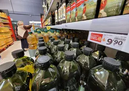 Botellas de aceite de oliva en un supermercado.