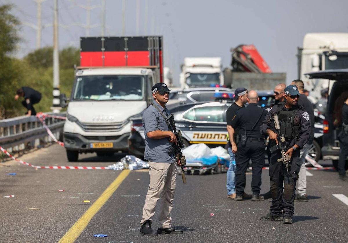 Miembros de los servicios de seguridad y emergencia israelíes se despliegan en el lugar del tiroteo.