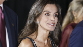 Letizia sorprende en el Premio Planeta con un look de gala con tirantes: estrena vestido negro de Carolina Herrera