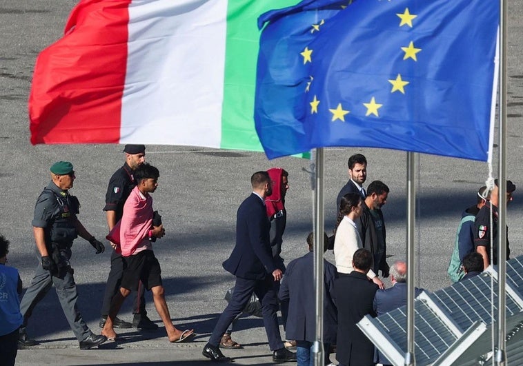 Migrantes bajan del barco de la Marina italiana 'Libra' en Albania.