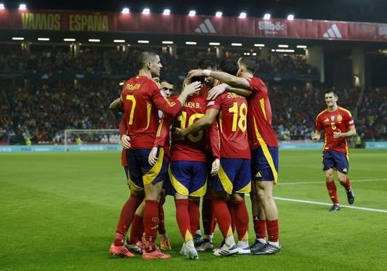 Los jugadores españoles celebran el gol de Baena a Serbia.