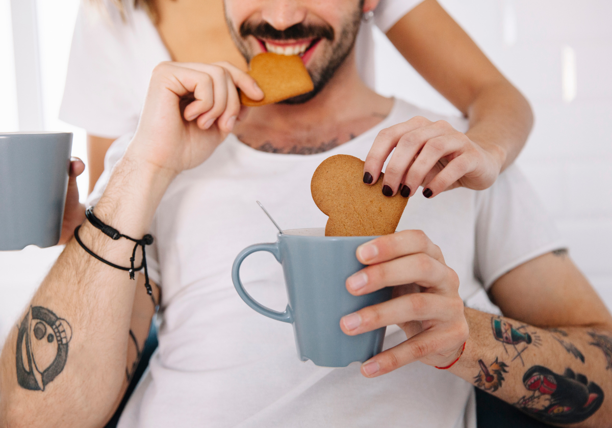 Regalo de taza y comiendo galletas de corazón.