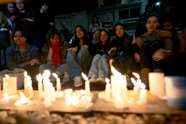 Fans de Payne colocan velas y lloran su muerte