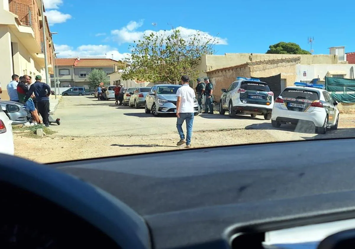 Agentes de la Guardia Civil trabajan en la zona donde hallaron el cuerpo.