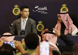 Cristiano Ronaldo, durante la firma de su contrato con el Al-Nassr en enero de 2023.