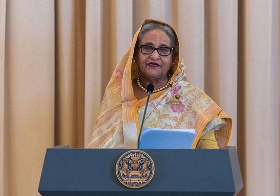 Imagen de archivo de la exprimera ministra de Bangladesh, Sheij Hasina, durante una visita oficial a Taliandia el pasado mes de abril.