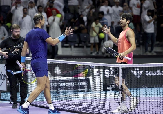 Rafa Nadal y Carlos Alcaraz se saludan al final del partido de este jueves en Riad.