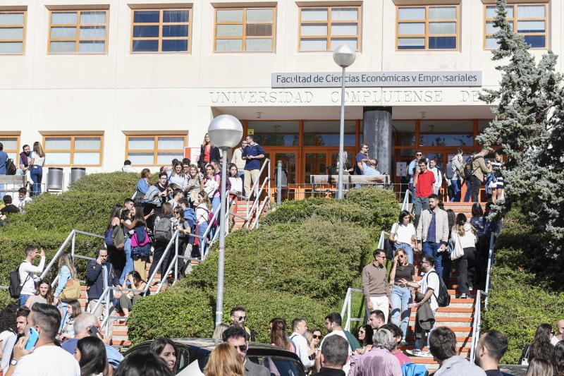 Aspirantes a personal fijo de RTVE concentrados en la Universidad Complutensetras la suspensión de las prueba