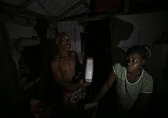 Una familia residente en Varadero, afectada por la falta de suministro eléctrico.