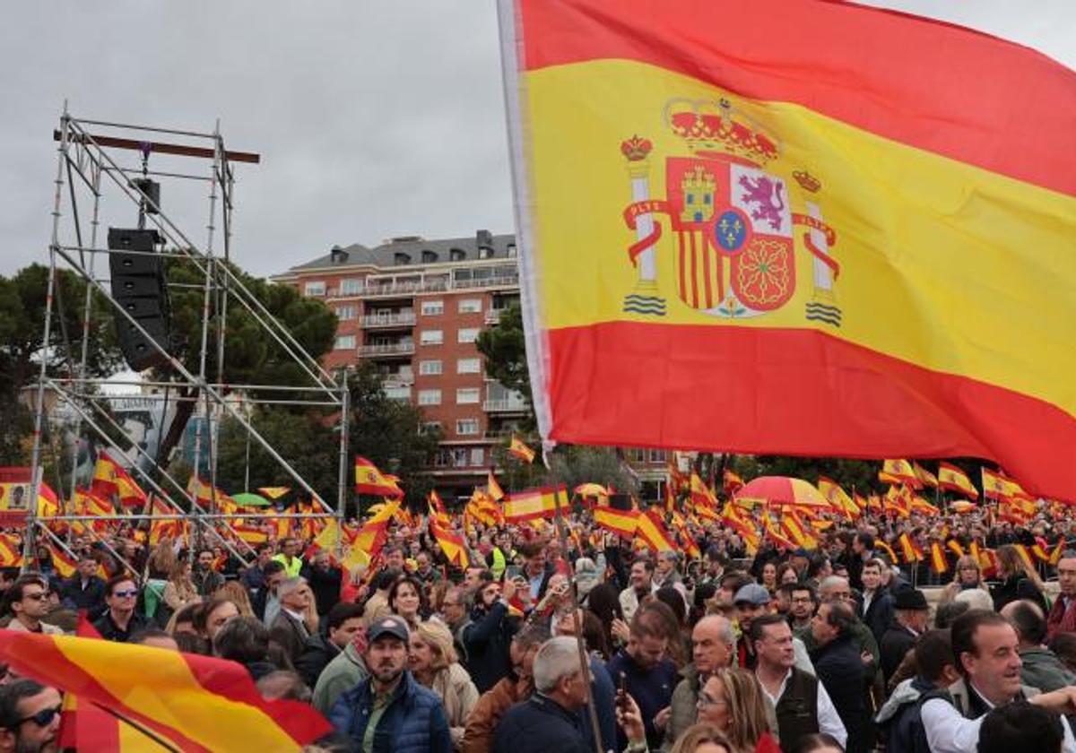 Una bandera de España gigante durante una de las manifestaciones celebradas contra la amnistía