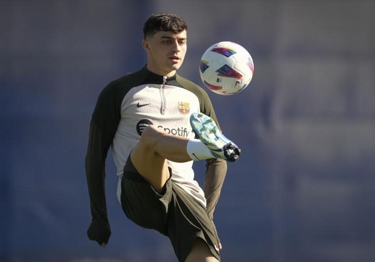 Pedri se ejercita con el Barça preparando el choque del domingo ante el Sevilla.