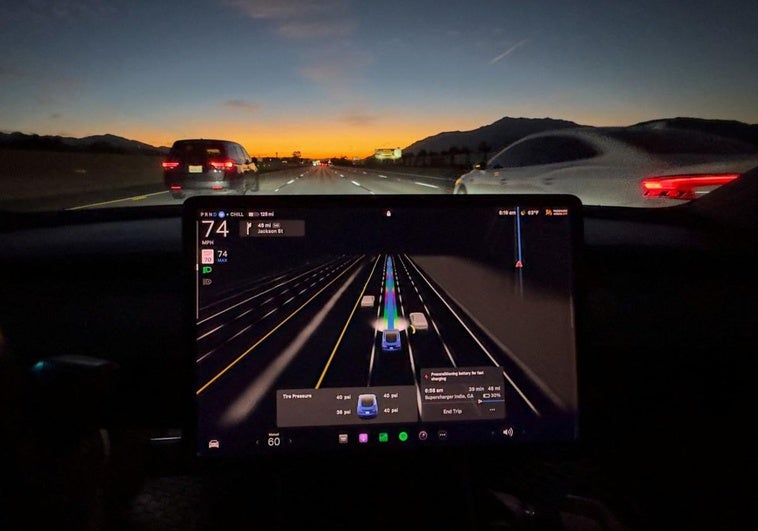 Un Tesla Model 3 circulando con el sitema de conducción autónoma.