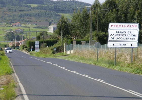 Una carretera en Asturias con la advertencia de un tramo de concentración de accidentes.