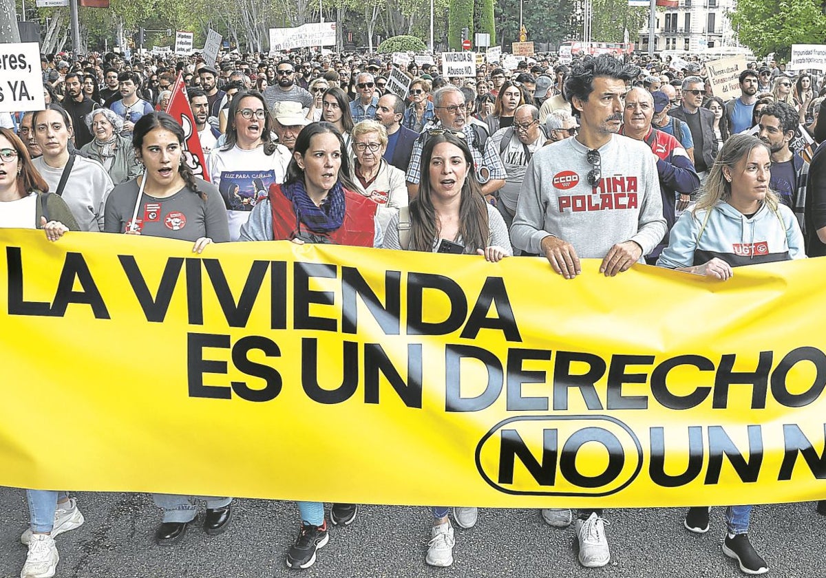 Manifestantes en Madrid, el pasado domingo, con lemas contra los altos precios de los alquileres.