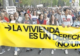 Manifestantes en Madrid, el pasado domingo, con lemas contra los altos precios de los alquileres.