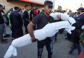 Evacuación de cadáveres del hospital de Deir al-Balah.