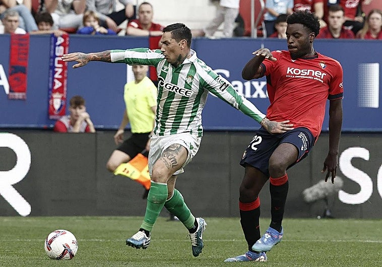 El Betis conquista Pamplona y arrebata la sexta plaza a Osasuna