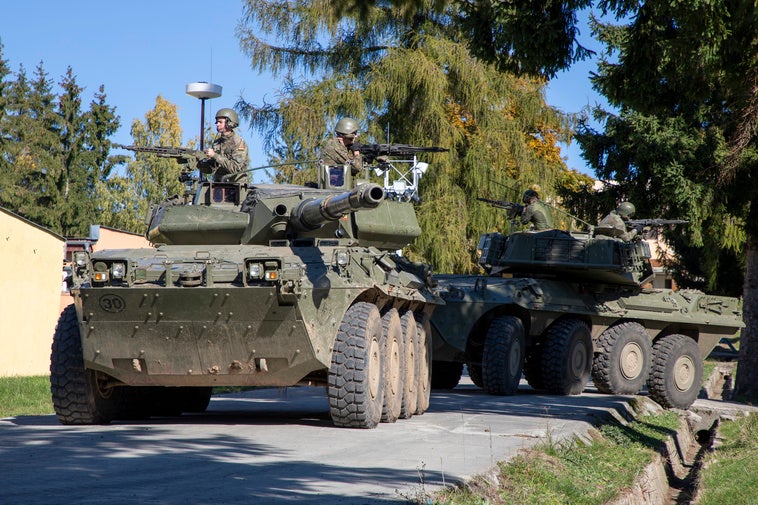 Vehículos acorazados 8x8 Centauro del escuadrón de caballería desplegados en Eslovaquia.