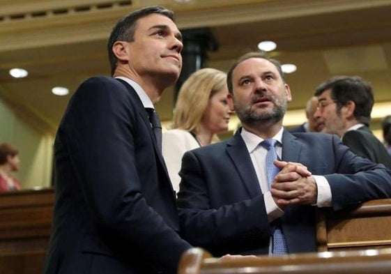 Pedro Sánchez y José Luis Ábalos en el Congreso