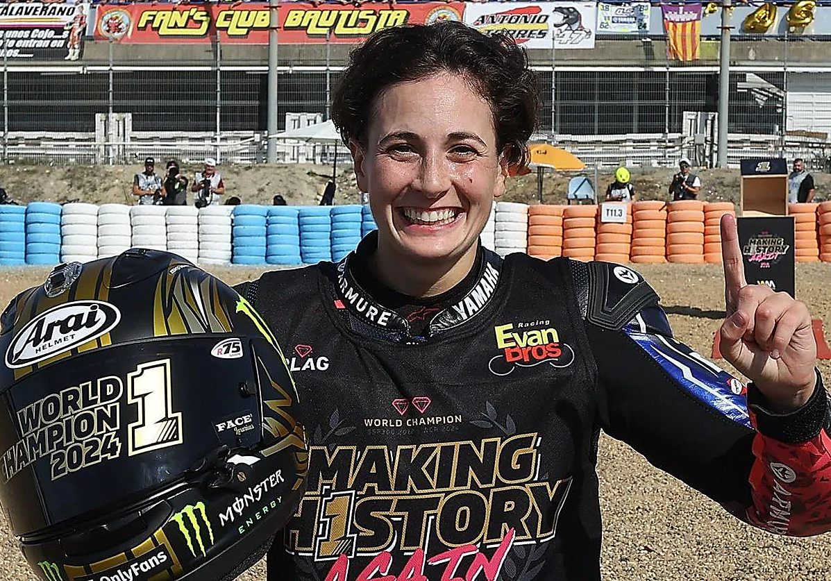 Ana Carrasco celebrates the world title at the Jerez circuit
