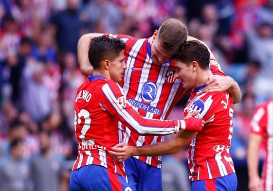 Giuliano Simeone, Alexander Sorloth y Julián Álvarez celebran uno de los goles del noruego.