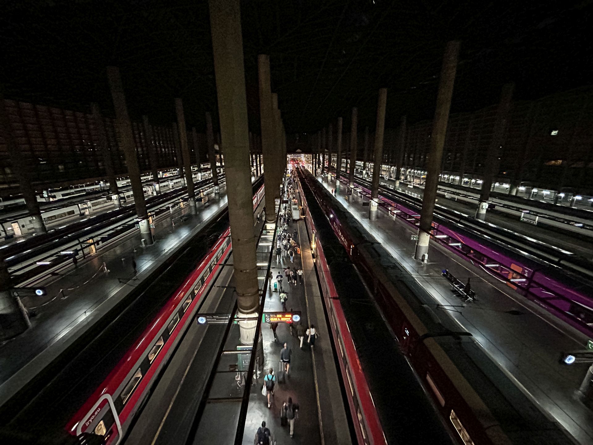 Varios trenes parados el sábado por la noche en la estación madrileña de Atocha, esperando a poder reanudar el servicio.