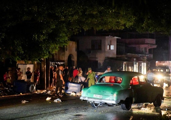 La Policía y el ejército intervienen en una protesta en la Habana contra el apagón.