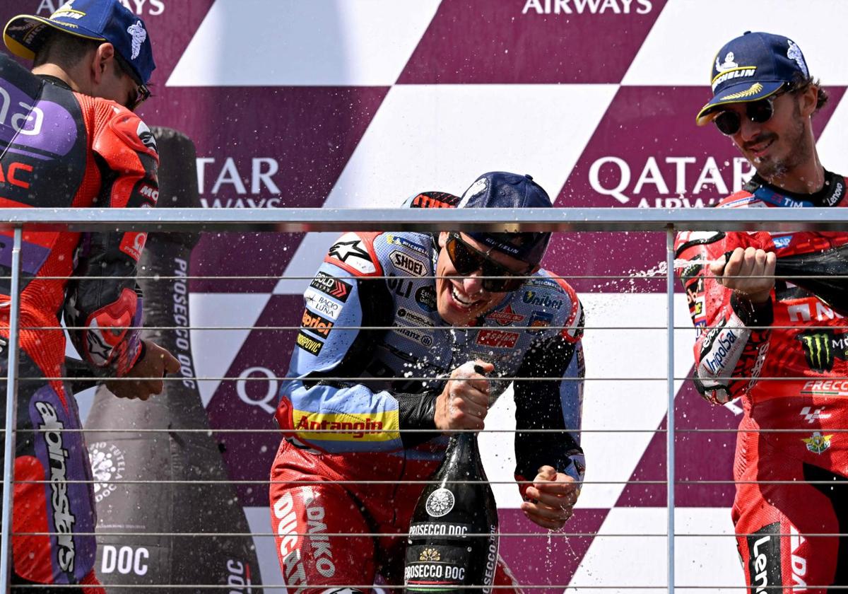 Marc Márquez celebra su victoria en podio.