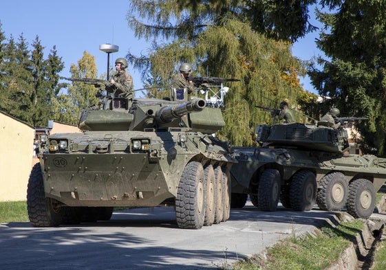 Vehículos acorazados 8x8 Centauro del escuadrón de caballería desplegados en Eslovaquia.