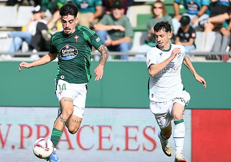 El Huesca no puede con el Racing de Ferrol, que jugó toda la segunda mitad con uno menos