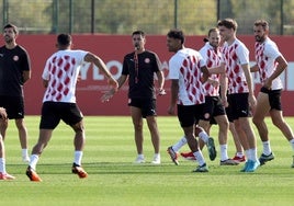 Míchel supervisa un entrenamiento del Girona previo al duelo ante el Slovan.