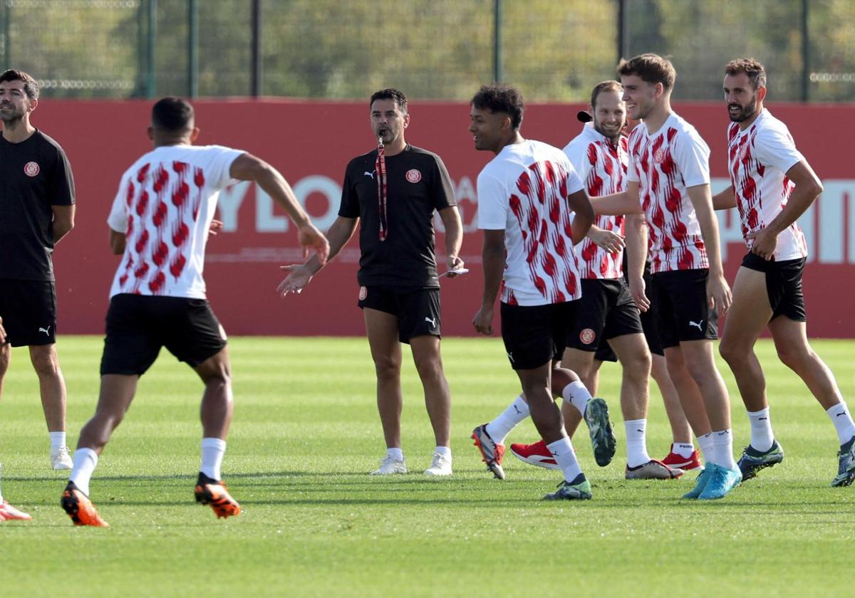 Míchel supervisa un entrenamiento del Girona previo al duelo ante el Slovan.