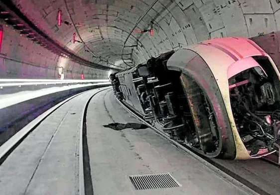 Estado en el que quedó el tren AVE que descarriló el sábado en el túnel que une las estaciones madrileñas de Atocha y Chamartín.