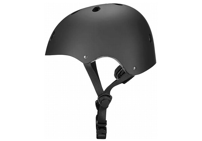 Casco negro para monopatín eléctrico o bicicleta.