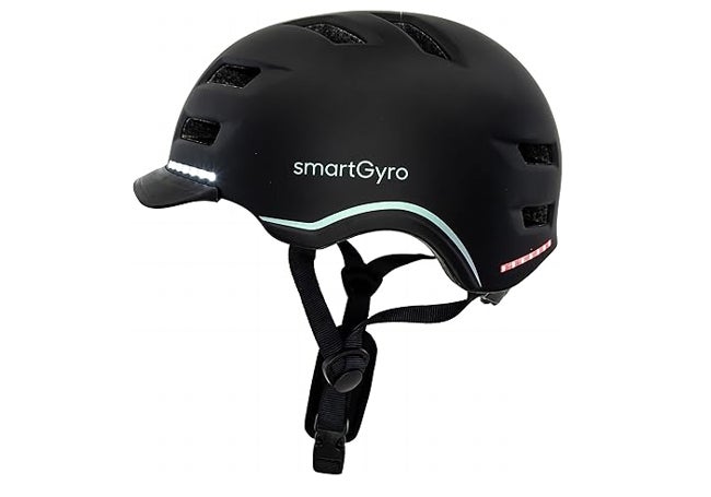 Casco negro con luces para monopatín eléctrico o bicicleta.