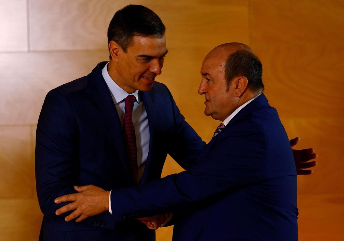 Pedro Sánchez y Andoni Ortuzar, durante la firma del acuerdo de investidura.