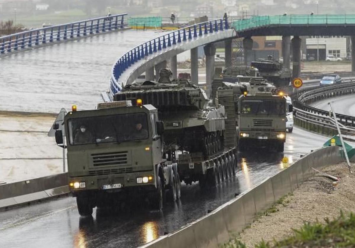 Una hilera de camiones remolca los carros de combate en los accesos a Santander, camino del Puerto de Santander.