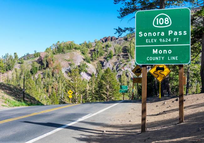 La carretera indica la frontera entre las dos ciudades llamadas Sonora.