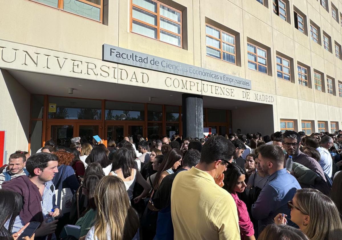 Centenares de aspirantes a personal fijo de RTVE en la categoría de informador en el exterior de la Facultad de Ciencias Económicas de la Universidad Complutense de Madrid.