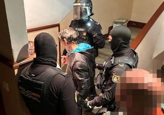 El detenido, con los agentes de la Policía Nacional.