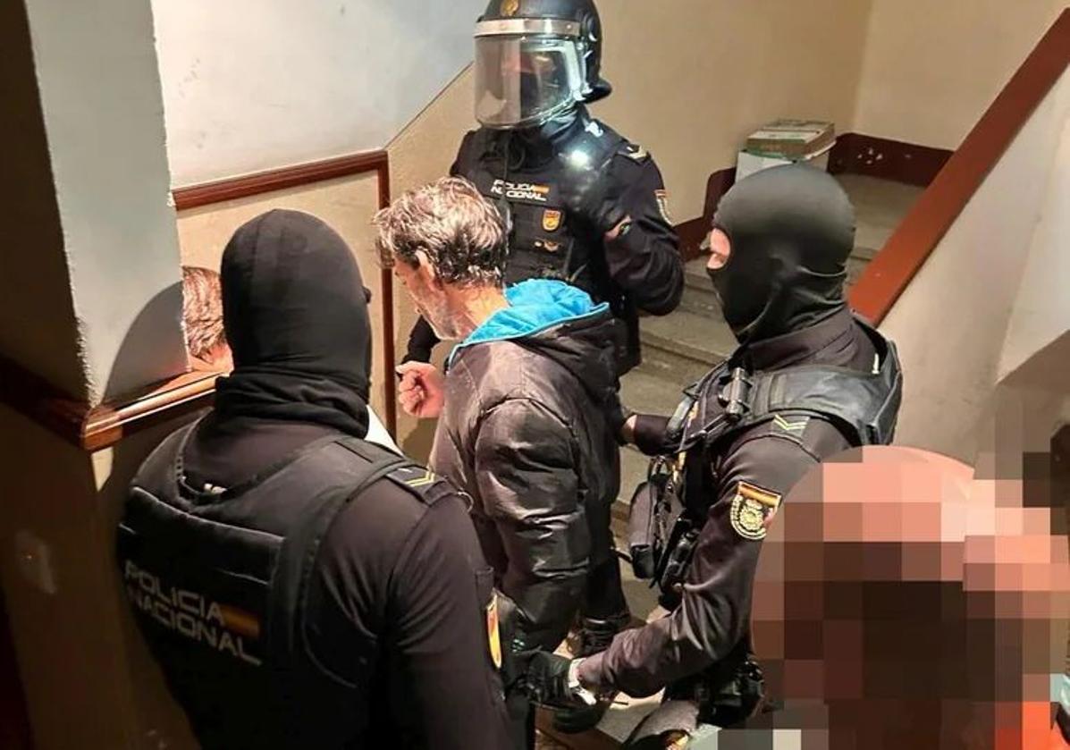 El detenido, con los agentes de la Policía Nacional.